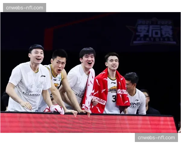 【2022026年4月CBA联赛高位压迫体系趋势报告·赛中·花絮镜头捕捉：广东队替补席通过实时数据面板分析对手防守覆盖弱点